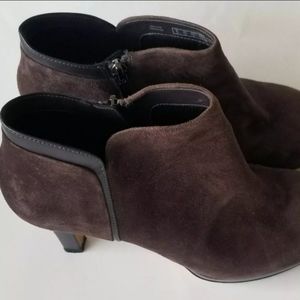 Clarks women's boots brown suede ankle size 8.5